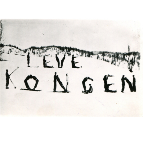 Norwescy narciarze tworzący litery z napisem „Niech żyje król