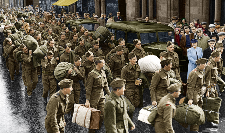 Żołnierze Polskich Sił Zbrojnych na Zachodzie na ulicy miasta w Wielkiej Brytanii, ok. 1946 roku. Fotografia ze zbiorów Muzeum Wojska w Białymstoku, nr inw. MWB/D/5043.