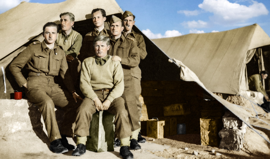 Żołnierze 3. Dywizji Strzelców Karpackich przed namiotem, Irak, ok. 1943 roku. Fotografia ze zbiorów Muzeum Wojska w Białymstoku, nr inw. MWB/D/1851.