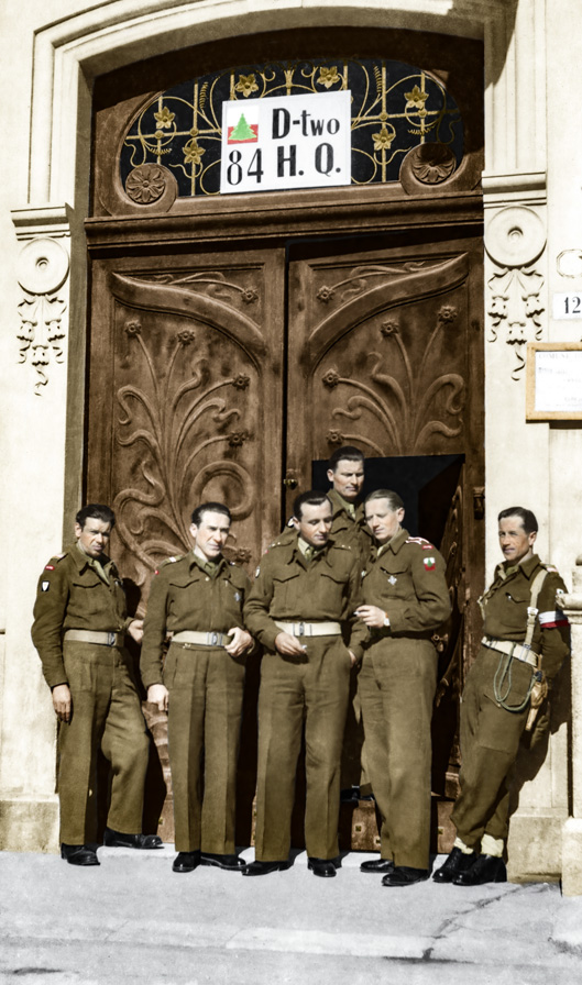 Żołnierze 3. Dywizji Strzelców Karpackich przed budynkiem dowództwa, Włochy, lata 1945-1946. Fotografia ze zbiorów Muzeum Wojska w Białymstoku, nr inw. MWB/D/4060/1.