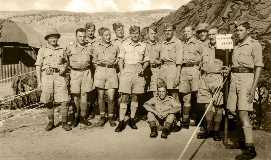 Żołnierze 3. Dywizji Strzelców Karpackich przed namiotem w Quizil Ribat, Irak, lata 1942-1943. Fotografia ze zbiorów Muzeum Wojska w Białymstoku, nr inw. MWB/D/4024.