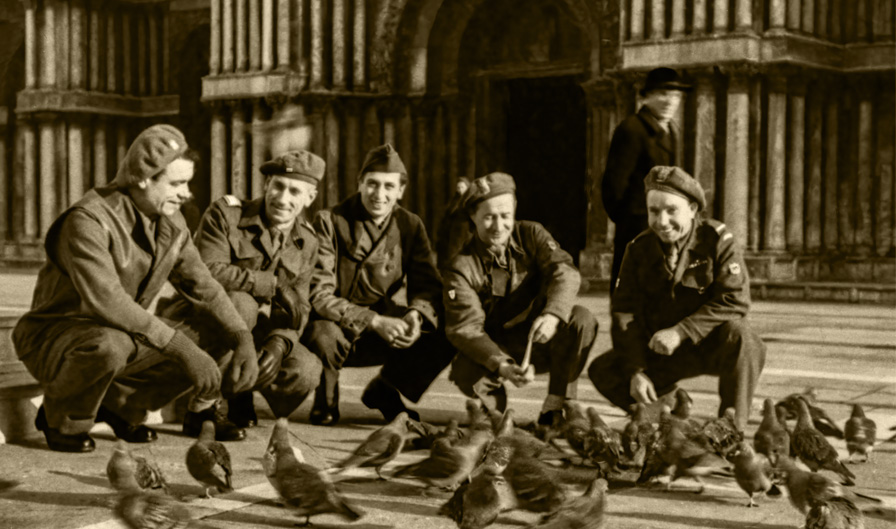 Żołnierze 5. Kresowej Dywizji Piechoty z żołnierzem amerykańskim, na rynku miasta we Włoszech, Włochy, lata 1945-1946. Fotografia ze zbiorów Muzeum Wojska w Białymstoku, nr inw. MWB/D/1587.