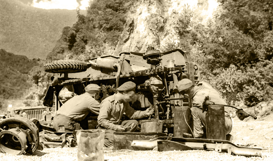 Żołnierze 2. Korpusu Polskiego naprawiający leżący na boku samochód terenowy Willys Jeep, w trakcie walk o Monte Cassino, Włochy, 1944. Fotografia ze zbiorów Muzeum Wojska w Białymstoku, nr inw. MWB/D/5178.